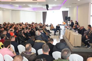 Από τη χθεσινή πανελλαδική σύσκεψη των αγροτικών μπλόκων, στον Λευκώνα Σερρών